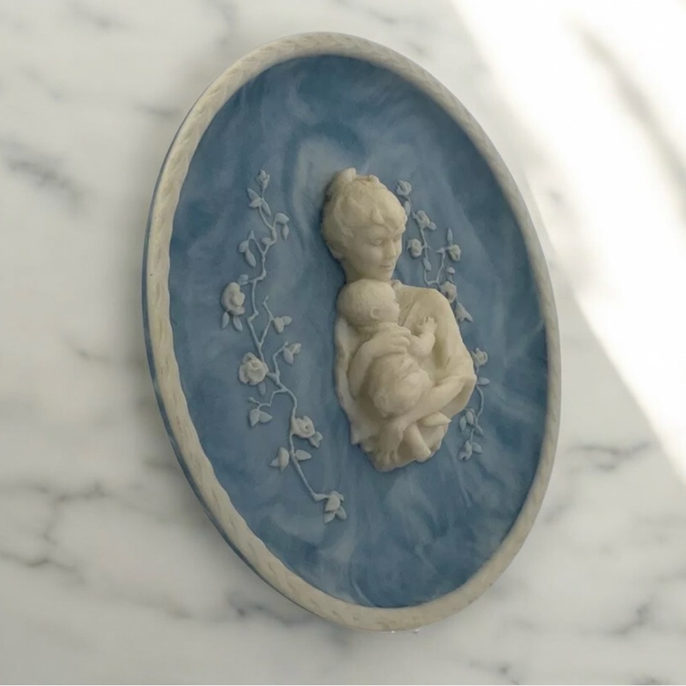 Avondale 1979 Mother Child “First Born” Cameo Plate By Frances Taylor Williams - Picture 8 of 9